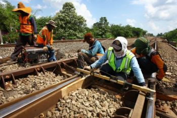 Jalur Rel Kereta Rawan Bencana Dijaga 24 Jam 