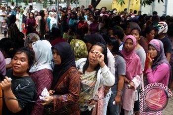Ribuan Warga Antusias Beli Paket Sembako Murah