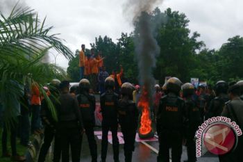 Massa Tuntut Kematian Tahanan Dalam Polres