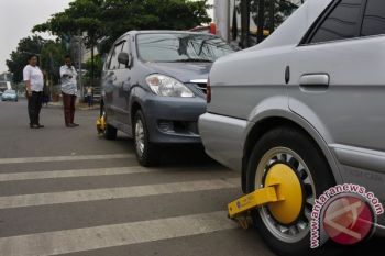 Parkir Sembarangan, Belasan Mobil Digembok Petugas