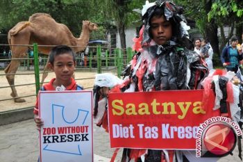Regulasi kantong plastik berbayar dikaji ulang 