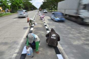 PENGECATAN PEMBATAS JALAN