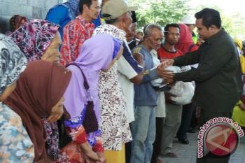 Seribu Sembako Gratis Habis Dibagikan Dalam Satu Jam 