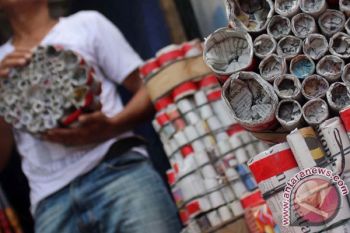 Tiga Pengedar Petasan Ditangkap