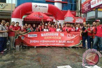 CCAI dan Telkomsel berbagi takjil dan minuman di Mataram