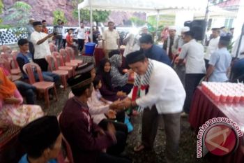 Wabup Kolaka Berikan Bantuan Kepada Kaum Duafa