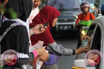 Wartawan Tolitoli Bagi Sembako Gratis 