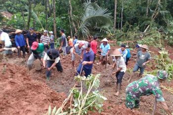TNI Bersama Masyarakat Perbaiki Rumah Korban Longsor