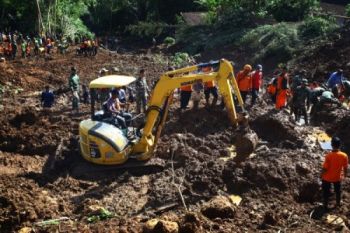 PENCARIAN KORBAN LONGSOR PURWOREJO