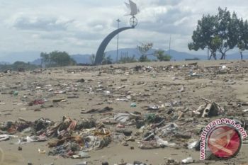 Pantai Padang Dipenuhi Sampah Pascabanjir