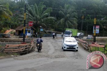 Jembatan dengan pagar kayu
