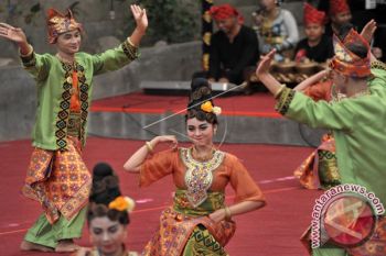 Tim Kesenian Lampung Tampil Pesta Kesenian Bali  