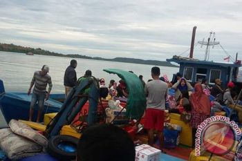 Warga Tambelan Terpaksa Mudik Pakai Kapal Ikan