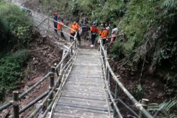 Warga dan Relawan Bangun Jembatan Darurat di Daerah Bencana