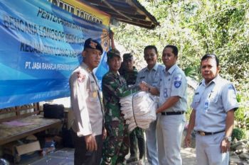 Jasa Raharja Serahkan Bantuan Korban Longsor Purworejo