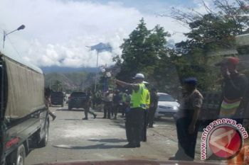 Warga blokade ruas jalan Sentani-Jayapura 