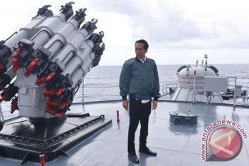 Tinjau KRI Imam Bonjol