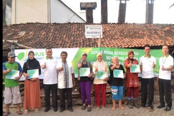 Karyawan BPJS Ketenagakerjaan Bagikan Kartu Kepesertaan Gratis