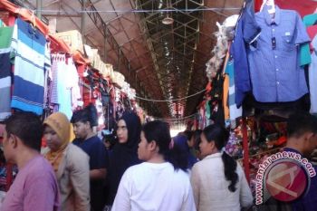 Konsumen Padati Pasar Raya  Belanja Lebaran