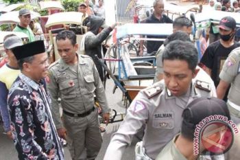 Nurdin serahkan santunan kepada ratusan pengayuh becak Bantaeng