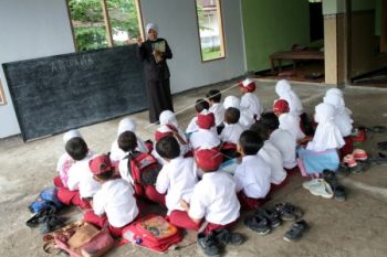 Jangan Sembarangan Gabungkan Sekolah Minim Siswa, Kata Dewan