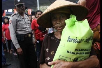 Jelang Lebaran, Pengelola Borobudur Bagikan 500 Paket Sembako