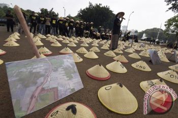 PLTU Batang Bayar Dana Kompensasi kepada Buruh Tani