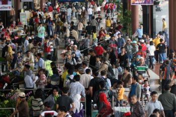 Pemudik TKI Mulai Padati Bandara Adi Soemarmo