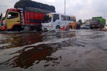 Jelang Arus Mudik, Ganjar Pantau Langsung Penanganan Rob Semarang