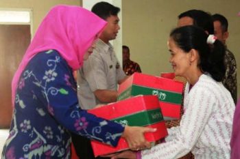 Guru Honorer TK Pertiwi Terima Bingkisan Lebaran