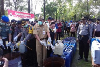 Ribuan Liter Miras Hasil Sitaan Selama Ramadan Dimusnahkan 