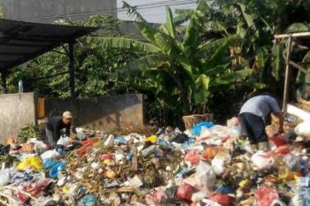 Pedagang di Rajawali Merugi Akibat Tumpukan Sampah Belum juga Diangkut