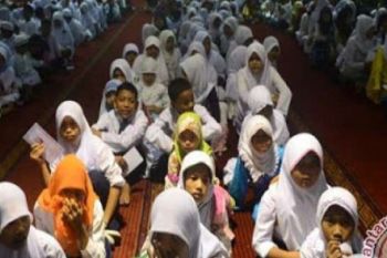 Pemkab Kuansing Salurkan Bansos Anak Yatim dan Jompo Usai Lebaran