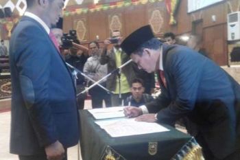 Advertorial - DPRD Riau Lantik Dua PAW Fraksi PDI Perjuangan