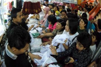 Sekolah Dilarang Paksakan Pembelian Seragam