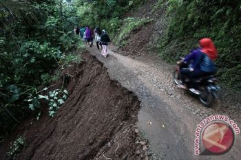 BPBD Cilacap: Tanah Longsor Isolasi Desa Bingkeng Cilacap