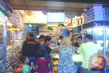 Pembeli Padati Toko Arloji Di Padang