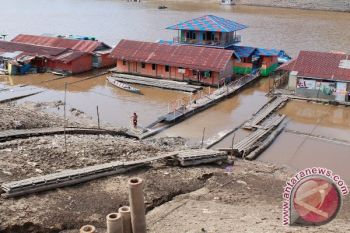 Kapal Dan Tongkang Tak Bisa Berlayar Akibat Sungai Barito Surut