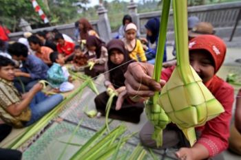 Posko Mudik Isi Waktu Latih Buat Ketupat