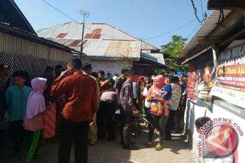 Petugas Perketat Keamanan Lokasi Pembagian Sembako Presiden