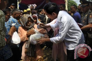 Presiden Serahkan Sembako
