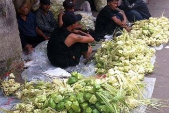 Pedagang bungkus ketupat marak di Pasar Tradisional 