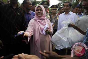 Presiden Jokowi Sempatkan "Nyekar" ke Makam Bapaknya
