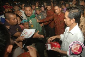 Jamaah Shalat Id  Berebut Salaman Dengan Presiden Jokowi