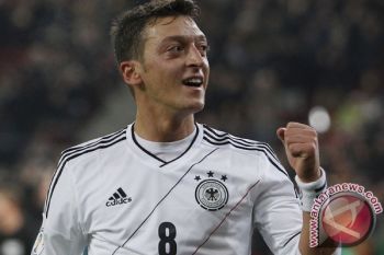 Pesan Singkat untuk Koscielny "Jerman Bukan Islandia," Kata Oezil