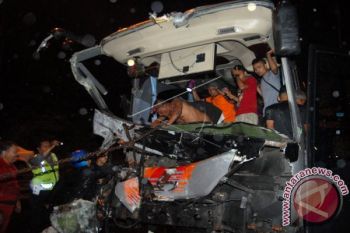 Enam Orang Meninggal Akibat Kecelakaan Bus