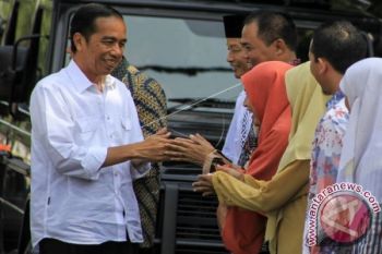 Presiden Jokowi Bagikan Sembako di Solo