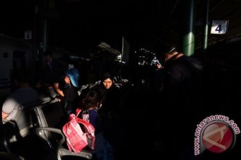 Stasiun Gambir dan Senen dipadati Arus Balik Mudik Lebaran