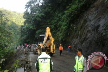 Jalinsum di Padang Panjang Tertimbun Longsor