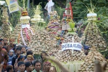 Warga Jepara Meriahkan Syawalan Dengan Panjat Pinang Di Laut